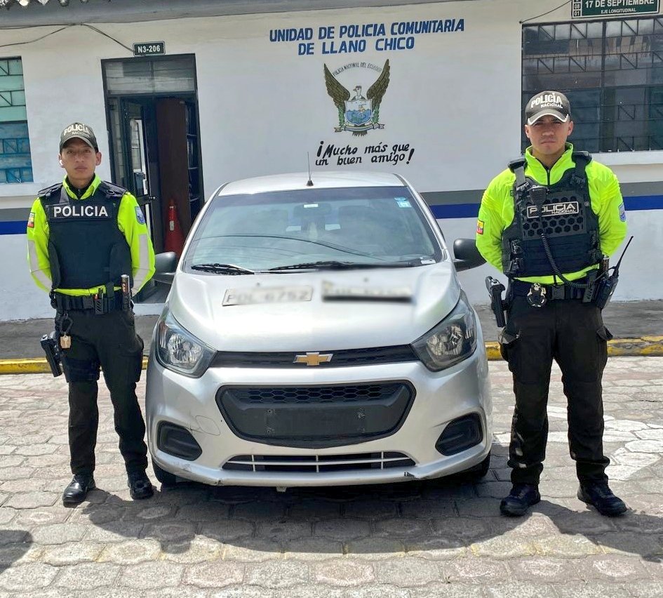 PoliciaEcZona9's tweet image. OPERATIVOS POLICIALES 

Ejecutados en Tumbaco, Guambi y Calderón #DMQ, dejaron como resultados:

▪︎1 arma de fuego incautada 
▪︎1 motocicleta recuperada
▪︎1 vehículo recuperado 

#NuestroTrabajoContinúa
