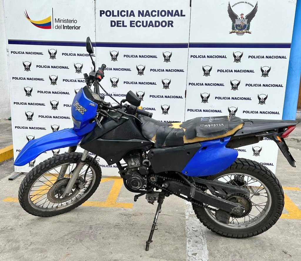 PoliciaEcZona9's tweet image. OPERATIVOS POLICIALES 

Ejecutados en Tumbaco, Guambi y Calderón #DMQ, dejaron como resultados:

▪︎1 arma de fuego incautada 
▪︎1 motocicleta recuperada
▪︎1 vehículo recuperado 

#NuestroTrabajoContinúa
