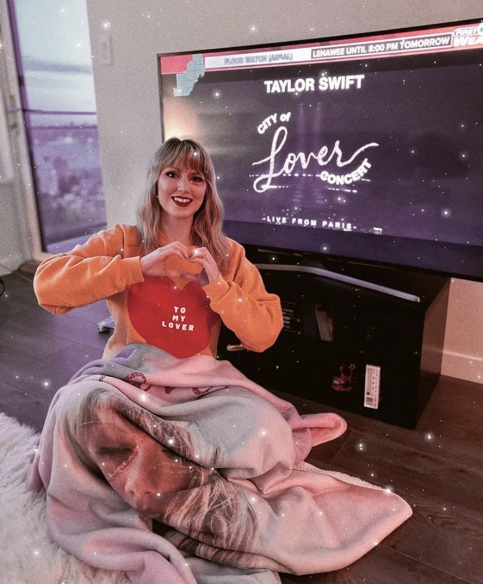 yvrswiftie's tweet photo. @taylornation13 WATCHING LOVER LIVE FROM PARIS 💖 #4YearsOfLover https://t.co/s7WVkWjdim