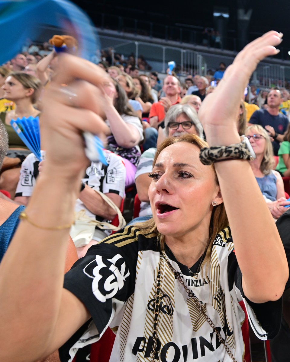 Opel_HBL's tweet photo. Nicht nur auf dem Spielfeld wurde es emotional!🥳 Auch die Fans haben in Düsseldorf fleißig mitgefiebert😍👏
_____
#Handball #LIQUIMOLYHBL #PSC23
📸: Klahn, Belibasakis https://t.co/GP4jHCA67p