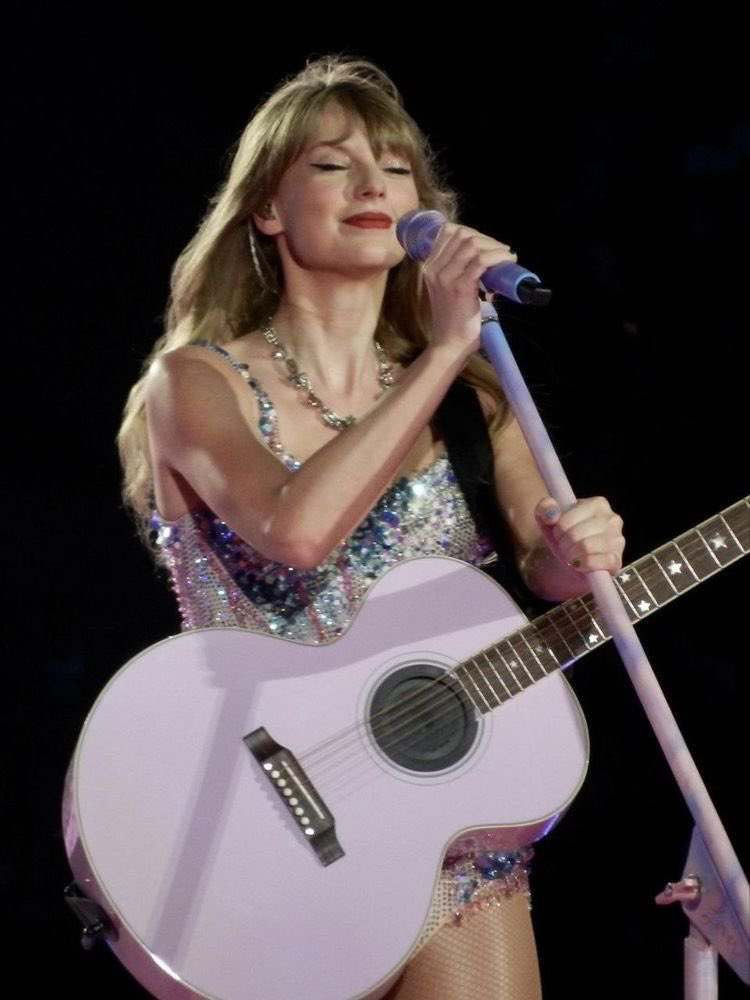 aepsloverr's tweet image. CAN’T WAIT TO SING WITH HER LOVER IN MILAN!! #4YearsOfLover #4yea