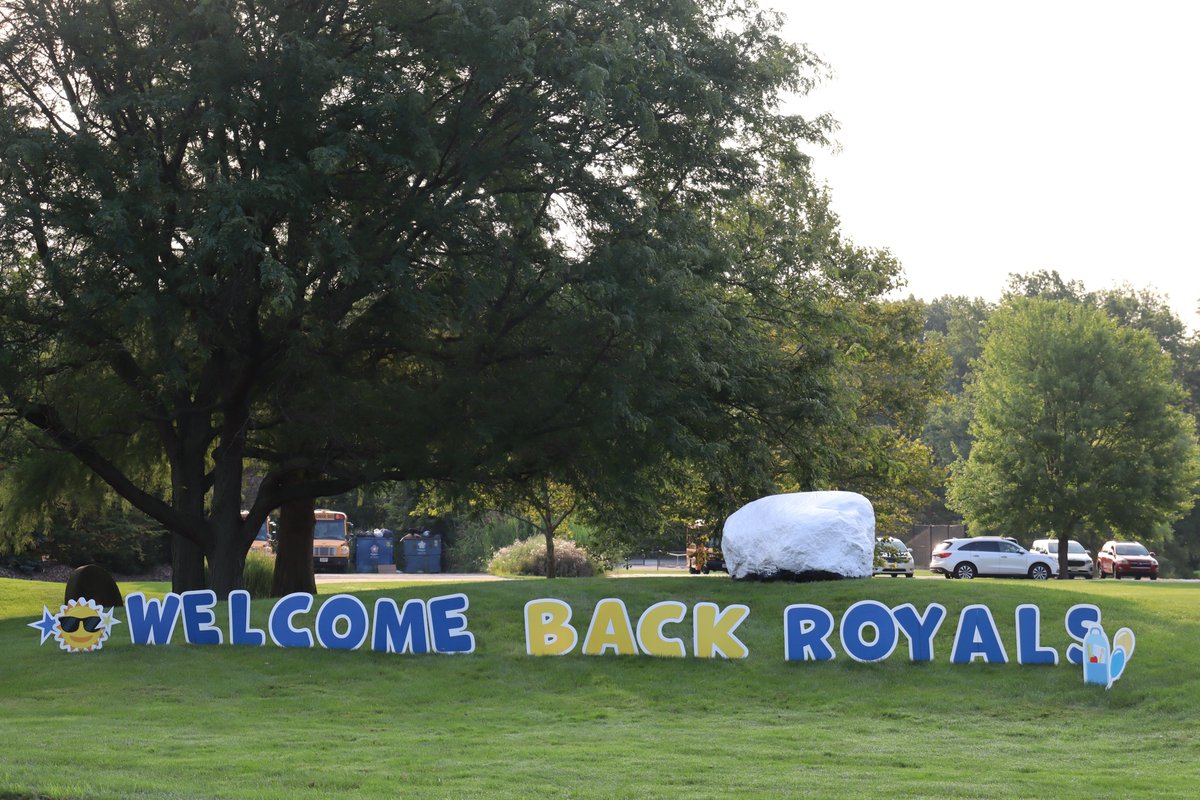LakeRidgeRoyals's tweet photo. #OpeningDay at #LRA has finally arrived! The halls of #LakeRidgeAcademy are buzzing from #kindergarten to the lockers of #Seniors as we welcome back our Royals to kick off the 60th anniversary of the #school. It's going to be a great year! https://t.co/hfeCovEPQj