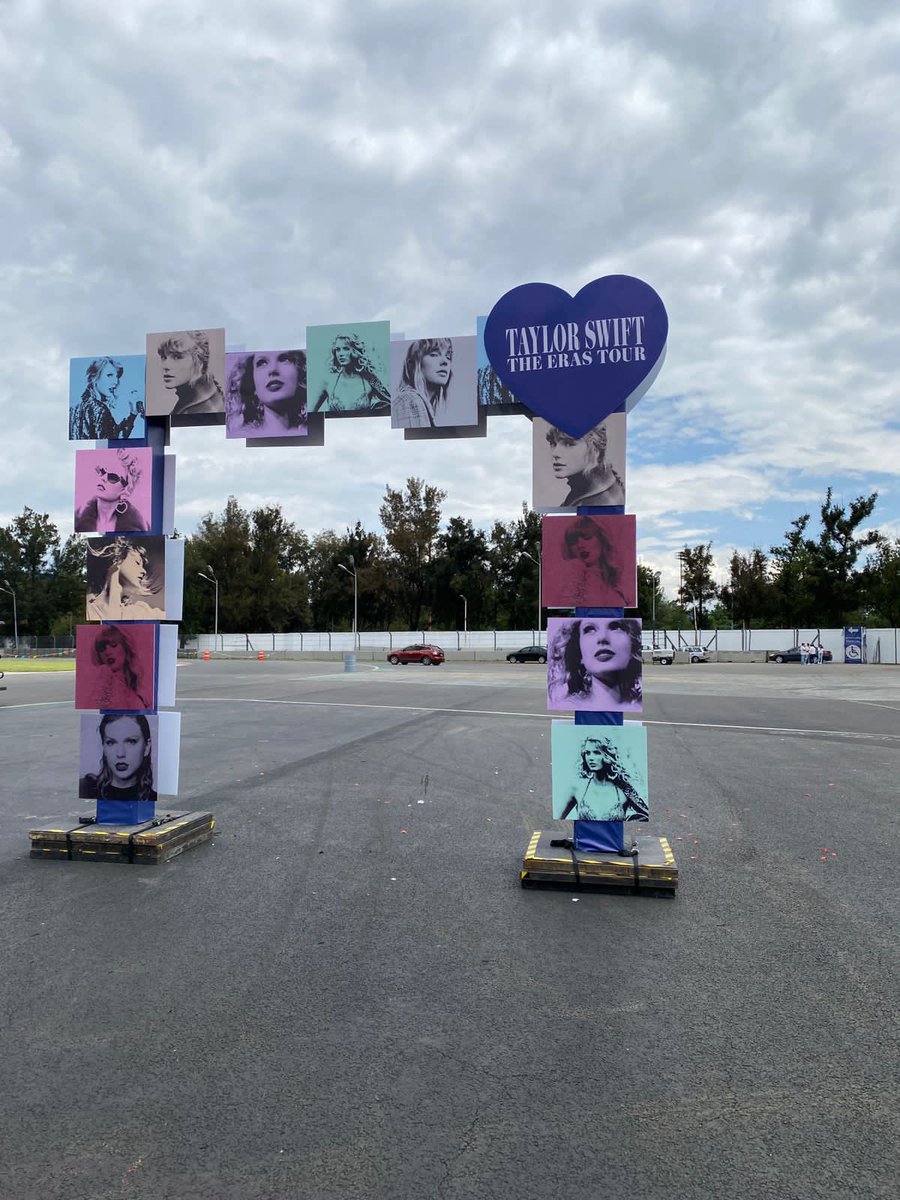 LaPuercaylor's tweet photo. Stand de bienvenida en el Foro Sol acceso 15 🌸🙏🏻 #MexicoTSTheErasTour https://t.co/YIViYE803S