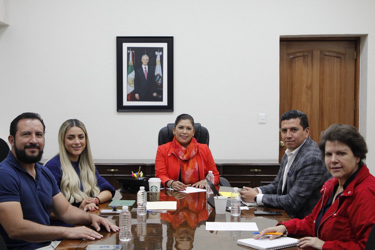 Bren_Alvarado's tweet photo. En la @EdomexSocial nuestro mayor compromiso es mejorar la calidad de vida de las y los mexiquenses que más lo necesitan. Por ello, diariamente trabajamos a fin de que nuestros programas sociales lleguen a todos los rincones del Edoméx. https://t.co/3WNERkEzNc