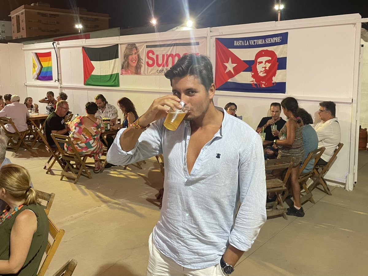 vitoquiles's tweet photo. En la caseta de Sumar, viendo cómo colocan la bandera de los homosexuales junto a la del asesino de los homosexuales. El mejor ejemplo de la izquierda española. https://t.co/VNGqJo7Hh8