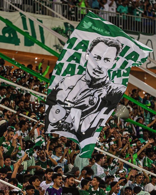 Khlved's tweet photo. مدرج الاهلي الواجهه الاولى للدوري و مشرف الدوري جماهيرياً و مشرف الدوري عند الاعلام الغربي و الصحف بالاعلام الغربي ، تطفيش رابطة الاهلي و منع النيران و منع البنرات و منع الرولات امر غير منطقي تماماً ، مدرج الاهلي مشرف الكرة السعودية دائماً لا تخسرونه💚 #مدرج_الاهلي_واجهه_الدوري https://t.co/swb6ZeP34B