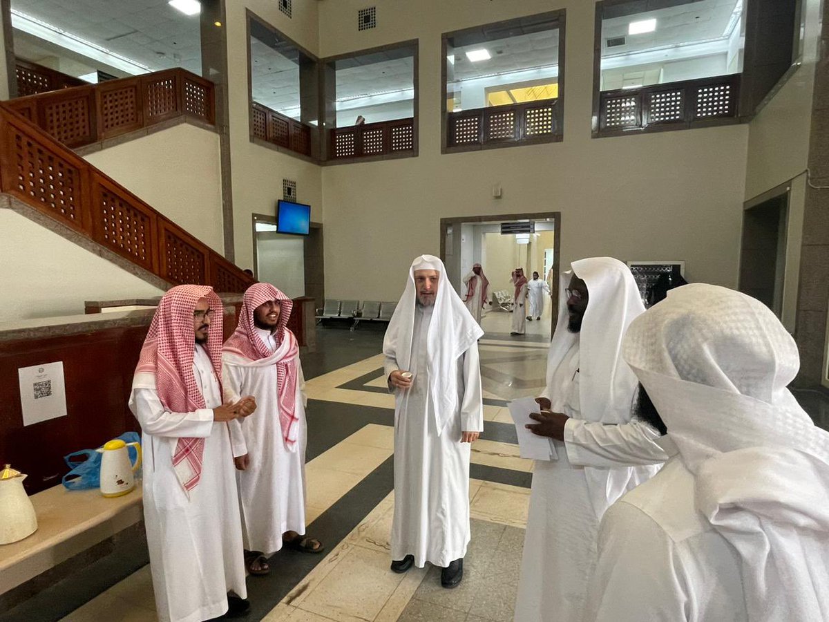 نادي الشريعة عقد لقاء تعريفيا ، واستقبل الطلاب المستجدين؛ للإجابة عن الأسئلة، وتبادل الخبرات، والإرشاد.