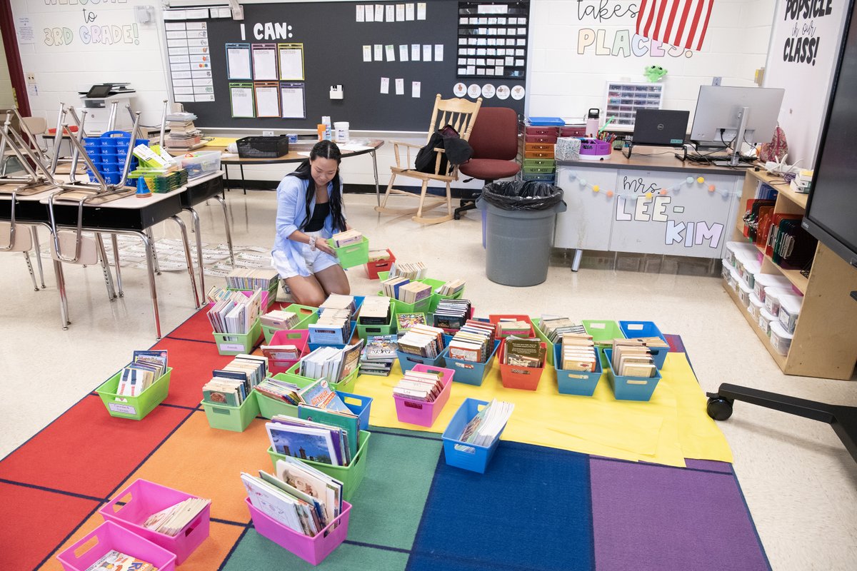 Step inside Mrs. Lee-Kim's classroom in Flower Valley Elementary School as she brings the space to life with knowledge 😍