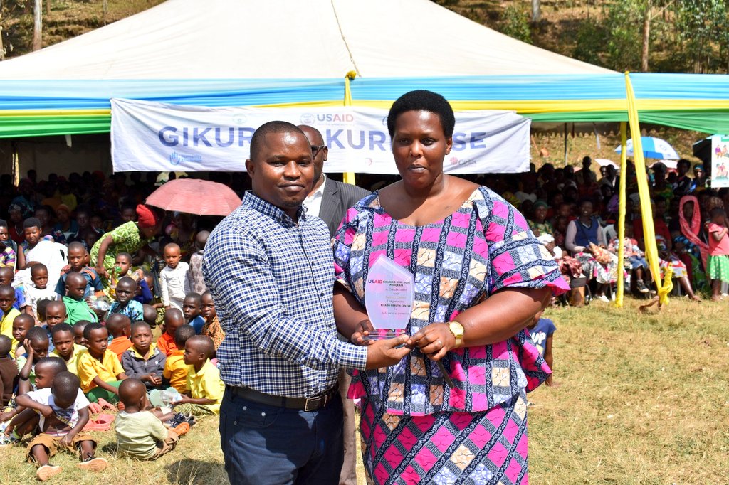 rulindodistrict's tweet image. Hashimwe kandi abayobozi b'Ibigo Nderabuzima bya #Tare, #Rutonde na #Kisaro bahize ibindi bigo nderabuzima mu kugira umubare munini w'ababyeyi bipimishije inda inshuro 4. Habayeho kandi kugaburira abana indyo yuzuye, mu rwego rwo kubarinda imirire mibi n'igwingira.