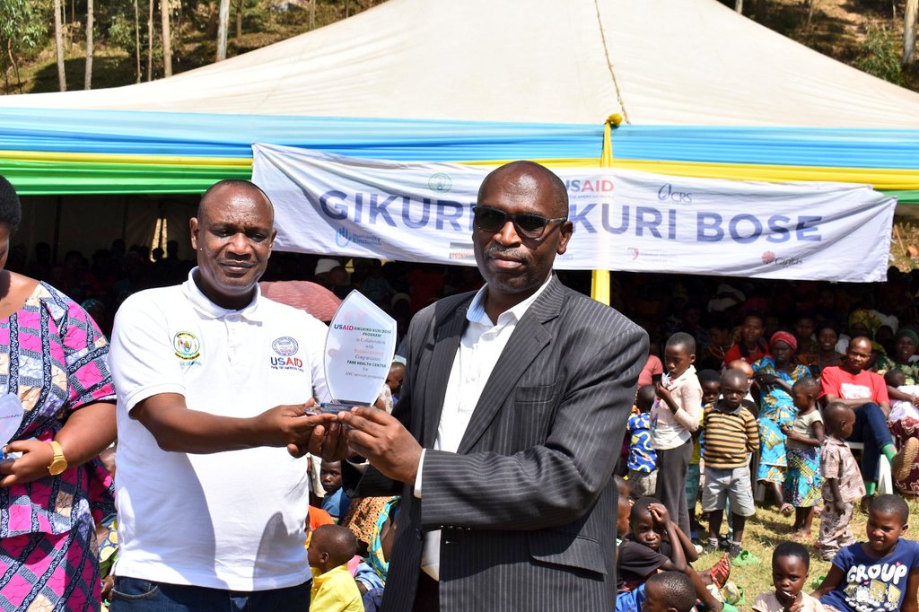 rulindodistrict's tweet image. Hashimwe kandi abayobozi b'Ibigo Nderabuzima bya #Tare, #Rutonde na #Kisaro bahize ibindi bigo nderabuzima mu kugira umubare munini w'ababyeyi bipimishije inda inshuro 4. Habayeho kandi kugaburira abana indyo yuzuye, mu rwego rwo kubarinda imirire mibi n'igwingira.