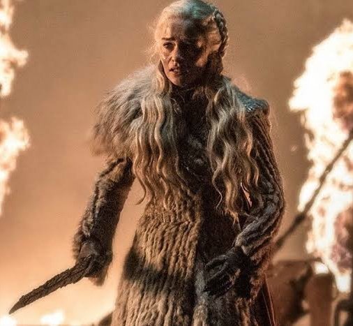 asoiafss's tweet photo. *longa noite comendo o c* de todos. dany salvando o norte com o seu exército e seus dragões* 

sansa escondida nas criptas: 
"a rainha dragão. sua lealdade dividida seria um problema"

missandei:  "sem a rainha dragão não haveria nenhum problema. já estaríamos todos mortos" https://t.co/Dq09oTFugj