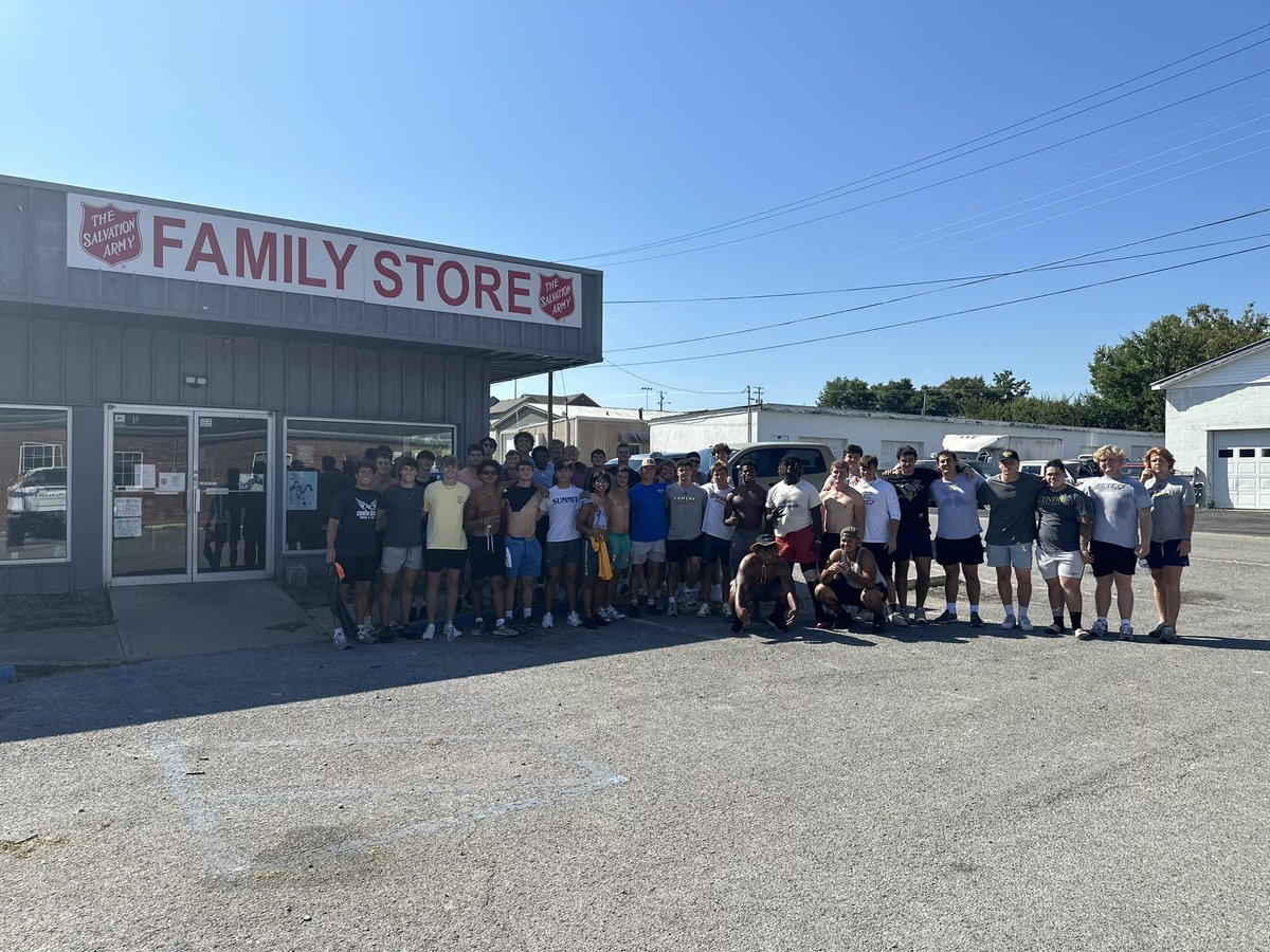CentreFootball's tweet photo. The Colonels were blessed with the opportunity to serve our community this past weekend at Morning Pointe Sr. Living and Salvation Army! #PEV https://t.co/3XyXeyFkeA