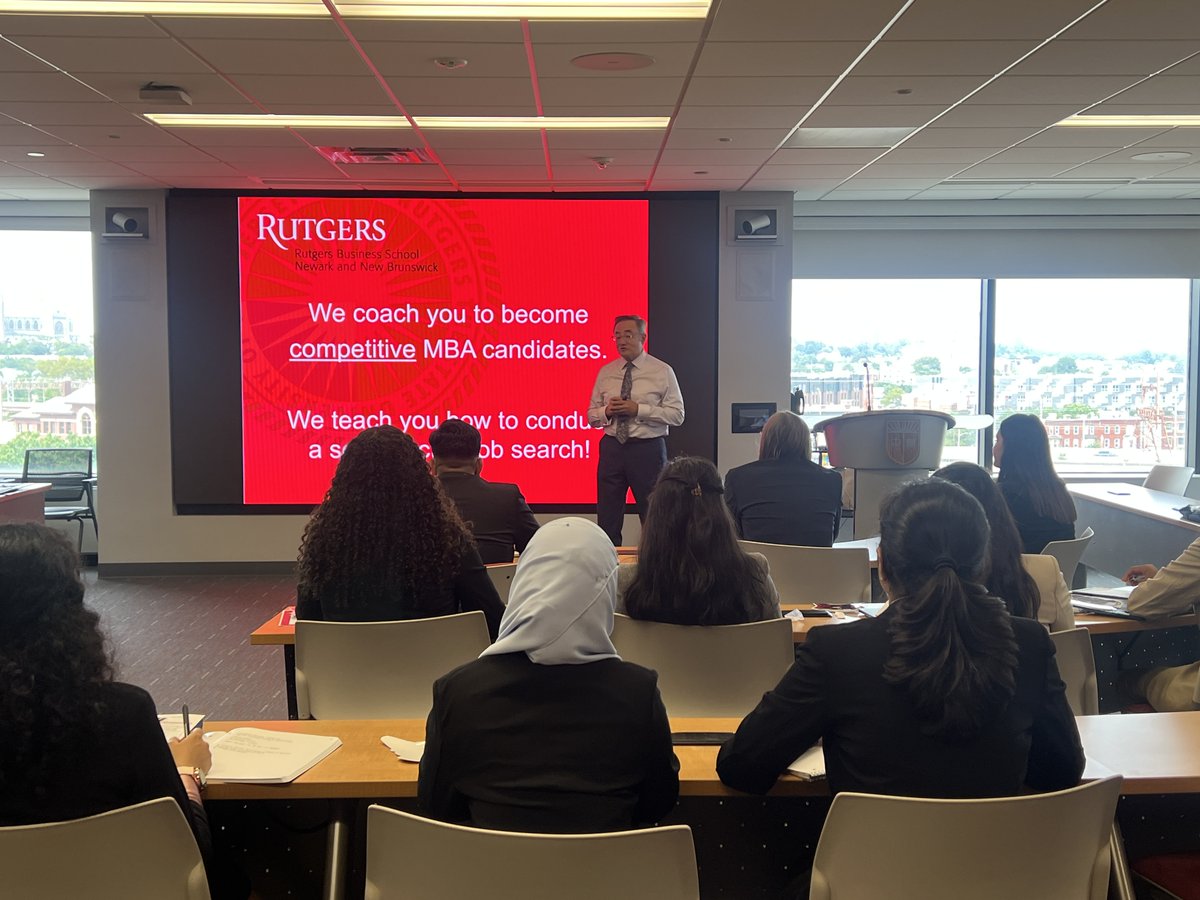 RutgersBSchool's tweet photo. #RBSProgramSpotlight Did you know our flexible full-time MBA program offers students tools from our Office of Career Management (OCM)? In his presentation, Dean Vera, OCM Director, shared, "We are interested in your goals" https://t.co/zdczOubXtp #RutgersMBA https://t.co/9RwNYIjax1