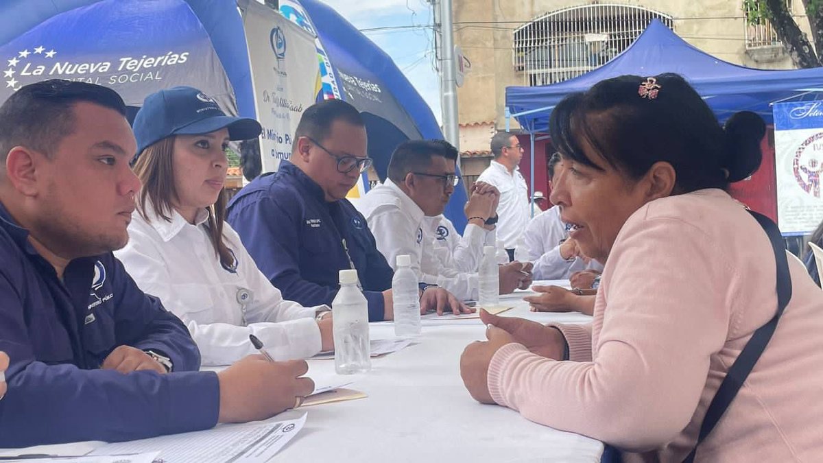 regulolacruz's tweet photo. #23Ago Quiero felicitar y agradecer el despliegue de los Servidores Públicos del @MinpublicoVEN en la Plaza Bolívar de #LaNuevaTejerías canalizando cada caso y atendiendo cada solicitud de nuestro Pueblo ¡Gracias Fiscal @TarekWiliamSaab por el apoyo!

#ConsensoPorElBienestar https://t.co/0BQIck7VJ9