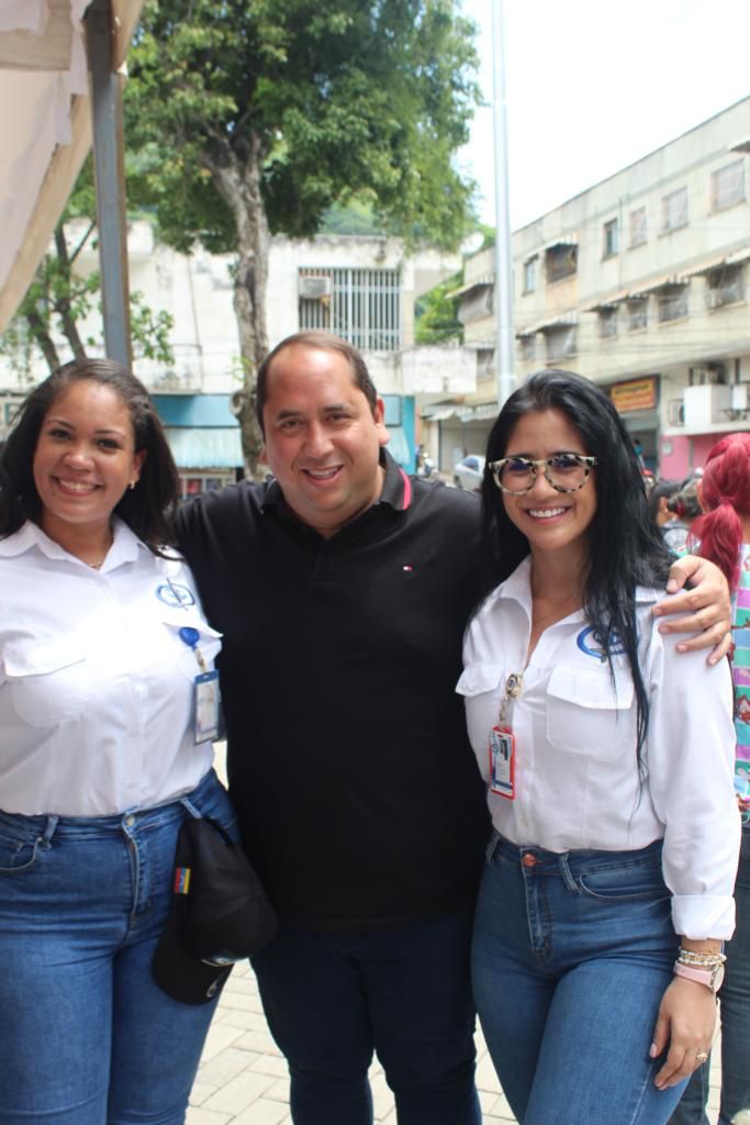 regulolacruz's tweet photo. #23Ago Quiero felicitar y agradecer el despliegue de los Servidores Públicos del @MinpublicoVEN en la Plaza Bolívar de #LaNuevaTejerías canalizando cada caso y atendiendo cada solicitud de nuestro Pueblo ¡Gracias Fiscal @TarekWiliamSaab por el apoyo!

#ConsensoPorElBienestar https://t.co/0BQIck7VJ9