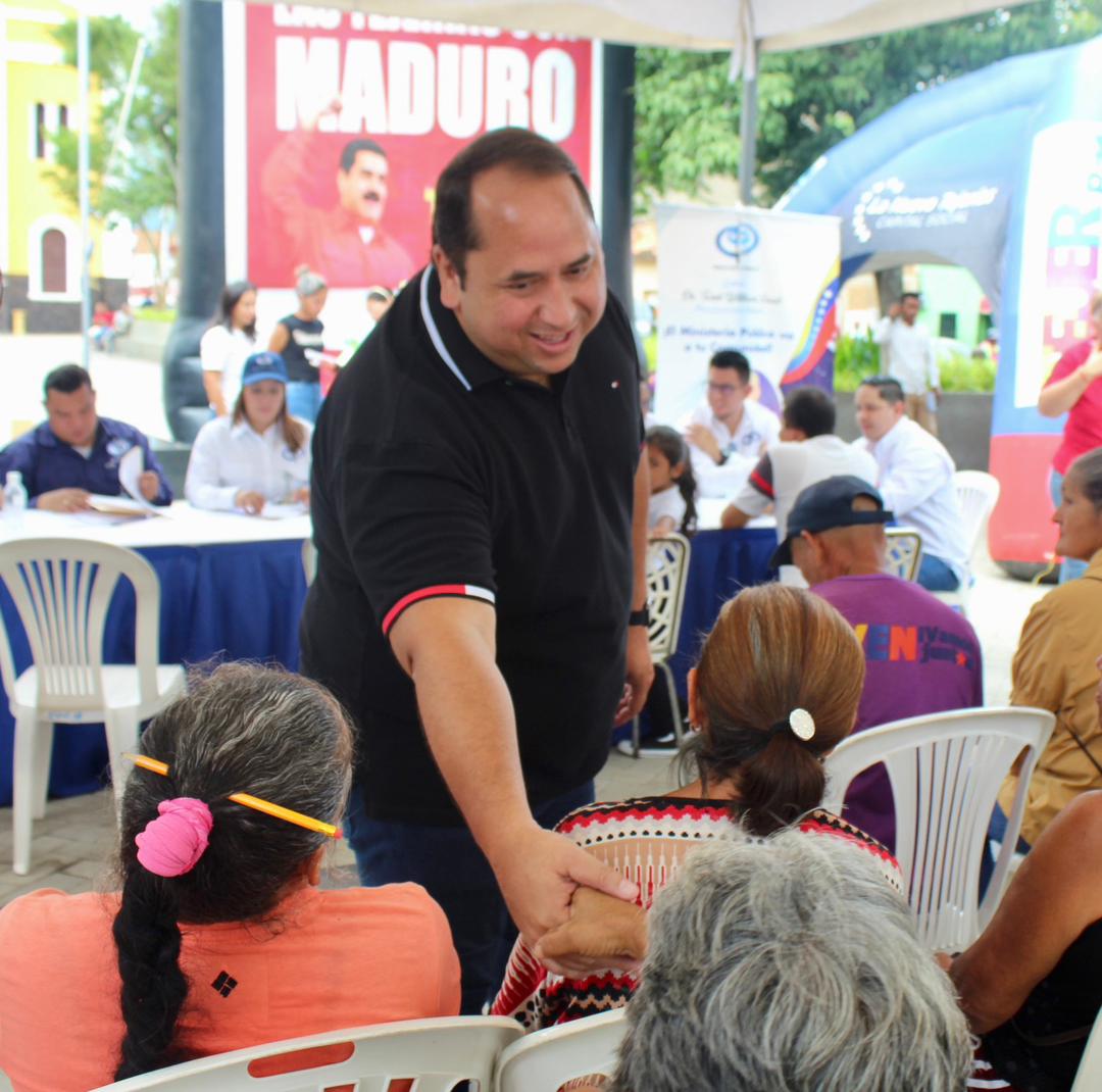 regulolacruz's tweet photo. #23Ago Quiero felicitar y agradecer el despliegue de los Servidores Públicos del @MinpublicoVEN en la Plaza Bolívar de #LaNuevaTejerías canalizando cada caso y atendiendo cada solicitud de nuestro Pueblo ¡Gracias Fiscal @TarekWiliamSaab por el apoyo!

#ConsensoPorElBienestar https://t.co/0BQIck7VJ9
