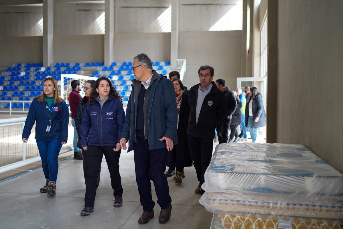 javieratoroc's tweet photo. Hoy junto a la subse Verónica Silva, seremi @nayadethahumada y alcaldes visitamos albergues en San Vicente y Coltauco (O'Higgins), para acompañar y conocer preocupaciones de personas que debieron evacuar sus hogares. Entregamos kits a niñas y niños, y ajuares para recién nacid@s. https://t.co/LUbou2JzI4