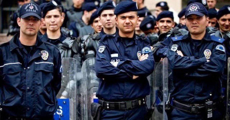 Polis… Asker… Jandarma
Kağıt üstünde memur

Ama diğer memurlar gibi bir sendikaları yok

Bu yüzden toplu sözleşme görüşmelerinde, ne polis ne de askerin adı bile geçmiyor

Resmi tatil ve bayramlar dahil
günde 12 saat çalışıp mesai ücreti alamadıklarını kimse gündeme getirmiyor