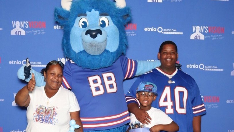 VonsVision58's tweet photo. Thank you to the @BuffaloBills for helping us host our #VonsVision Glasses Reveal Day and #VonsLocker launch this past Monday at Highmark Stadium! @VonMiller #BillsMafia #GoBills https://t.co/drWVCIkHKp