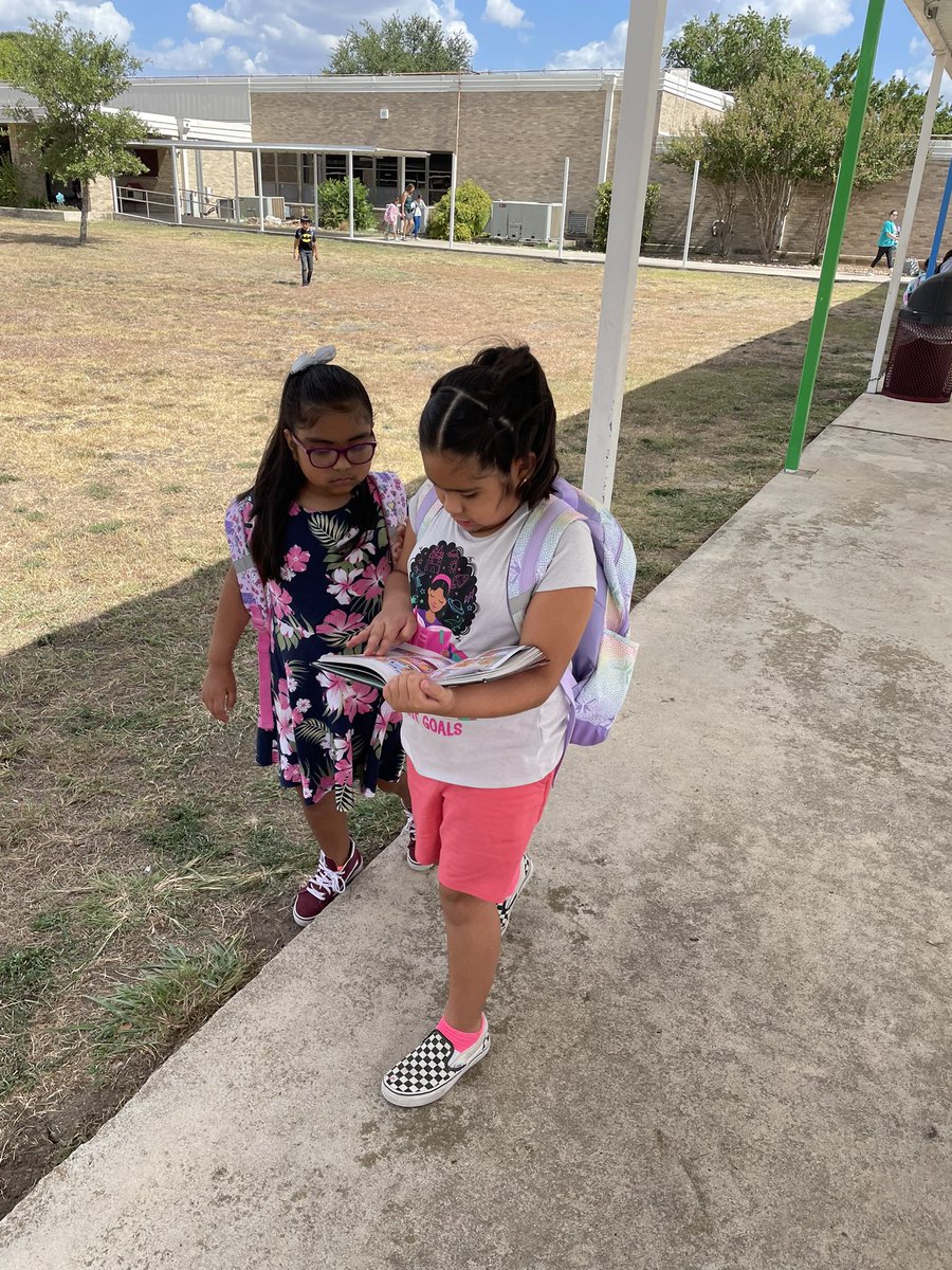 mrsbirdi's tweet photo. Reading in the carpool line makes the time fly by! @CFELISD #literacymatters #readreadread #booksinhand https://t.co/WMmMuOvZ1T