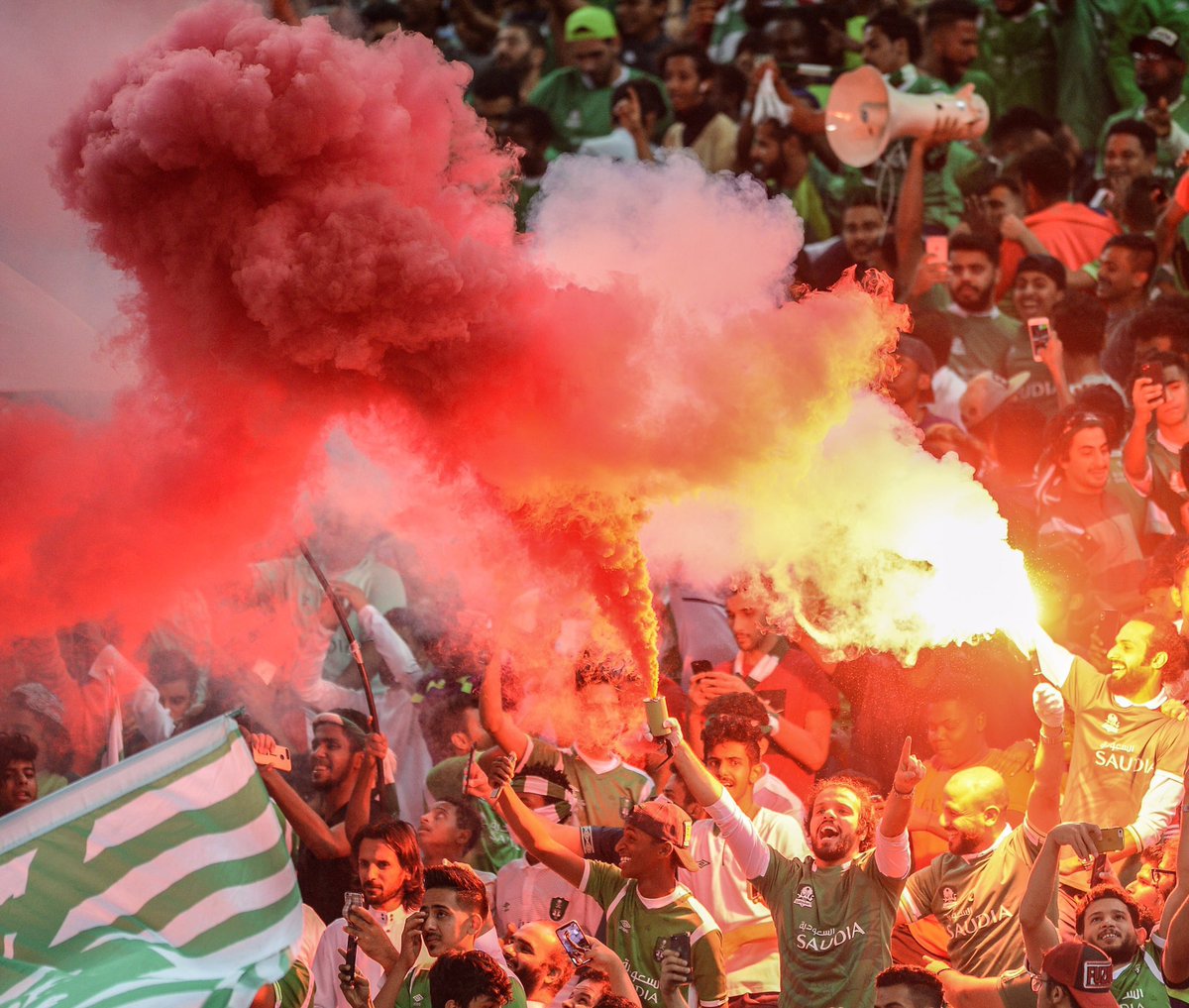 mohmad_alshieky's tweet photo. سمو وزير الرياضة @AbdulazizTF :
جمهور #الأهلي هو واجهة الدوري والمسوق لدوري روشن أمام القنوات الأجنبية والصحف العالمية التي أشادت به ..
لماذا يجد هذه المضايقات ومتى يتخلص بعض المنظمين من عقدة الميول في منع ما يميز هذا المدرج من جماليات .؟
#مدرج_الاهلي_واجهه_الدوري
#الاهلي_الأخدود https://t.co/Hm5dj0VQZT