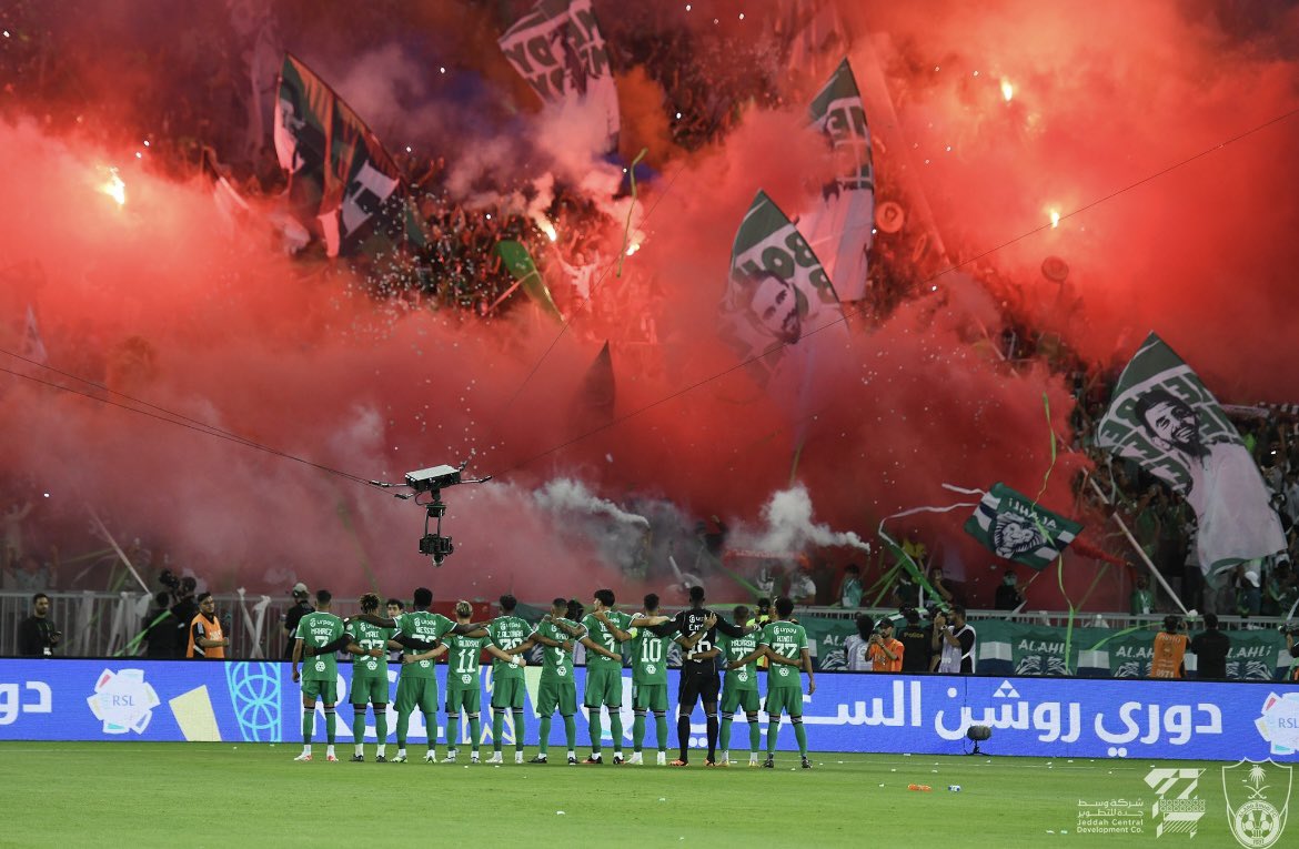 mohmad_alshieky's tweet photo. سمو وزير الرياضة @AbdulazizTF :
جمهور #الأهلي هو واجهة الدوري والمسوق لدوري روشن أمام القنوات الأجنبية والصحف العالمية التي أشادت به ..
لماذا يجد هذه المضايقات ومتى يتخلص بعض المنظمين من عقدة الميول في منع ما يميز هذا المدرج من جماليات .؟
#مدرج_الاهلي_واجهه_الدوري
#الاهلي_الأخدود https://t.co/Hm5dj0VQZT