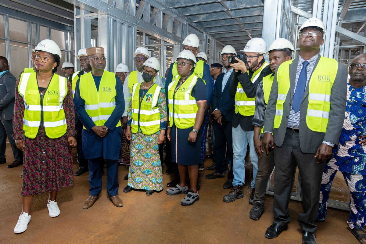 J'ai visité avec la société ROK Development, le chantier de l'hôpital mère et enfant de Togblékopé. Je salue la bonne avancée de ce projet, qui sera répliqué dans les 5 régions de notre pays contribuant ainsi à l'accès universel aux soins au profit des populations.