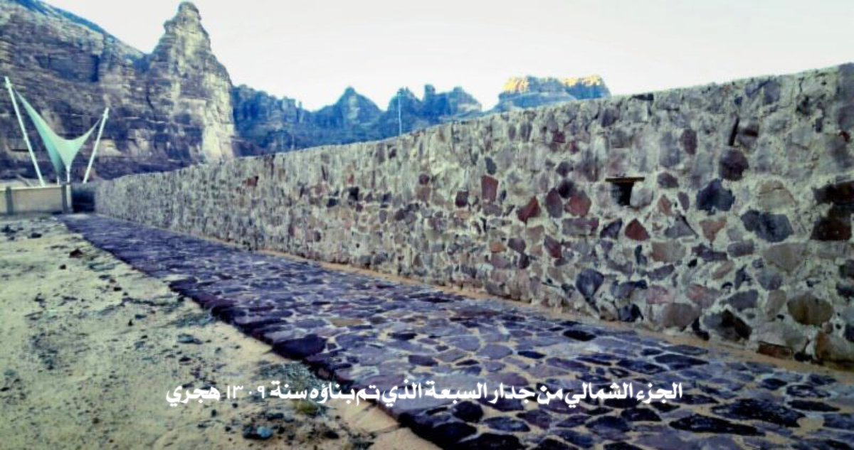 alqarqi's tweet photo. قصة #جدار_السبعة و #ابن_رشيد 

كان عامل ابن رشيد على العلا يسيء التصرف في تعامله مع أهالي العلا و ليس هو بالكفؤ لهم مما اوغر صدورهم عليه

و في يومٍ ما حدث أن قُتل ابن عامل ابن رشيد من قبل شخص من رجال العلا  نتيجة لمشادة حصلت بين العامل و الرجل ، و إزهاء هذا العمل أدرك شيوخ العلا ان ابن رشيد الحاكم في حايل و الذي وصل إليه نبأ هذا الحدث من قبل عامله على العلا و المصاب في ابنه ، حينها ادركوا شيوخ العلا ان ابن رشيد سيغزوهم بجيش انتقامًا لابن عامله و لهذا جمع شيوخ العلا أمرهم على أن يمنعوا بلدتهم من الجهة الشمالية  ، حيث مجيء الغزاة ، بجدار يعوق دخولهم إلى العلا 

و فعلًا قام أهالي العلا بشيوخهم و رجالهم و أولادهم و نسائهم كلهم يعملون في بناء هذا الجدار ، ( جدار السبعة ) فكان الشيوخ يوفرون للرجال القهوة و الشاي و قرب التمر و الأولاد يساعدونهم و النساء تحضر الماء في القِرَب و القدور على رؤوسهن و ظهورهن ، 

حتى تم بناء الجدار في مدة وجيزة قبيل قدوم غزاة ابن رشيد
 
- و يقال أنها في سبعة أيام - 

و على ذلك تم تسمية الجدار بهذا الإسم
و تم الإنتهاء منه سنة 1309 هجري