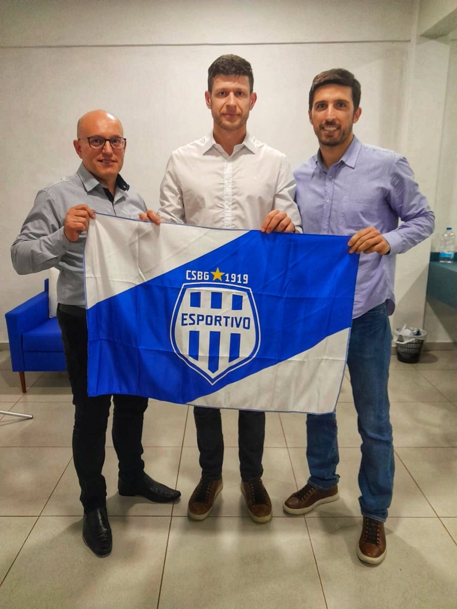 ClubeEsportivo's tweet photo. Douglas Tedesco assume a presidência do Clube Esportivo no biênio 2024-2025.🔵⚪
Ele e seus vice-presidentes, Piero Basile e Marcos Facolossi, foram eleitos durante uma assembleia realizada na noite de ontem, dia 22.
#Oclubedacapitaldovinho🍷
#Esportive_se https://t.co/QaX0q45t6W