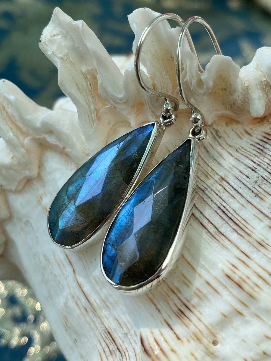 Charles Albert Faceted Labradorite Teardrop Handcrafted Earrings Bezel Set in Sterling Silver

SHOP LINK IN BIO.

#eBayStore #eBaySeller #SterlingSilver #labradoriteearrings #sterlingsilverearrings #charlesalbert #charlesalbertjewelry #facetedlabradorite