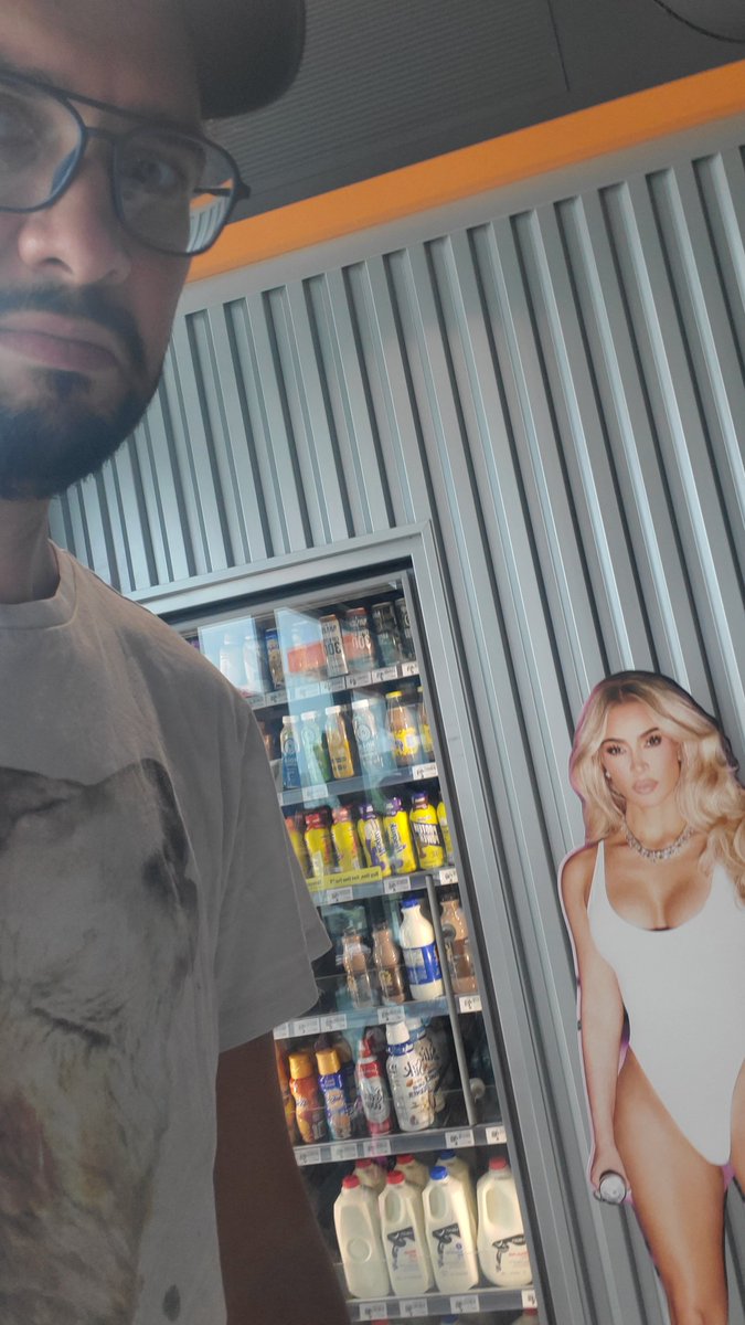 phsipauba's tweet photo. Num sei vcs, mas acho q essa moça vai gripar se continuar com esse maiô do lado do freezer... 🤔 https://t.co/wjhBmi7Ad3