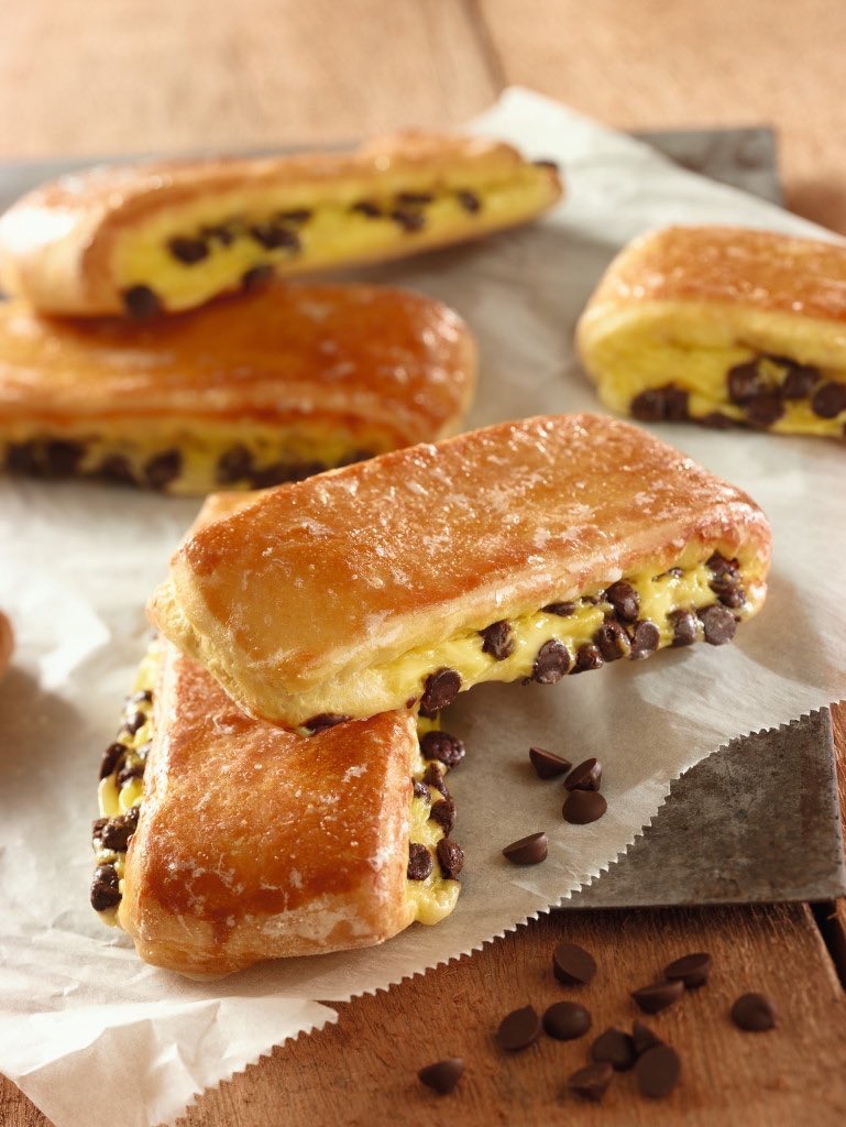 noam_trey's tweet photo. Gardez votre petit pains au chocolat ya pas mieux que le pain suisse 👌🏻 https://t.co/Z4UOLPHF3R