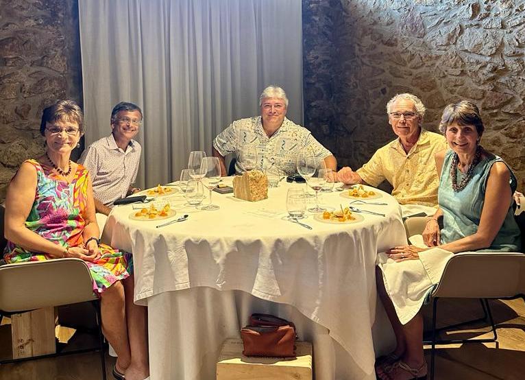 Cada visita a @LesMoles de #jeroniCastell, a Ulldecona, és una experiència única 😀👏🔝 La innovació que proposa als seus plats sorprèn i t'obliga a tornar quan renova la carta! 🍽️🍾 Nova visita amb la familia i amics from US. Gràcies per la experiència! Tornarem!!! 👏😀👍