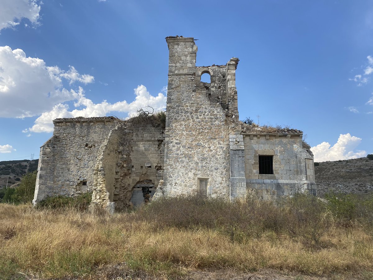 fonsifons23's tweet photo. Hacía tiempo que no me daba una vuelta por esos “lugares del silencio”… En Villaverde Peñahorada (Burgos), se conservan, muy malamente, los restos de la iglesia de San Martín del barrio de la Mota ⬇️ https://t.co/kHg2ui9Koa