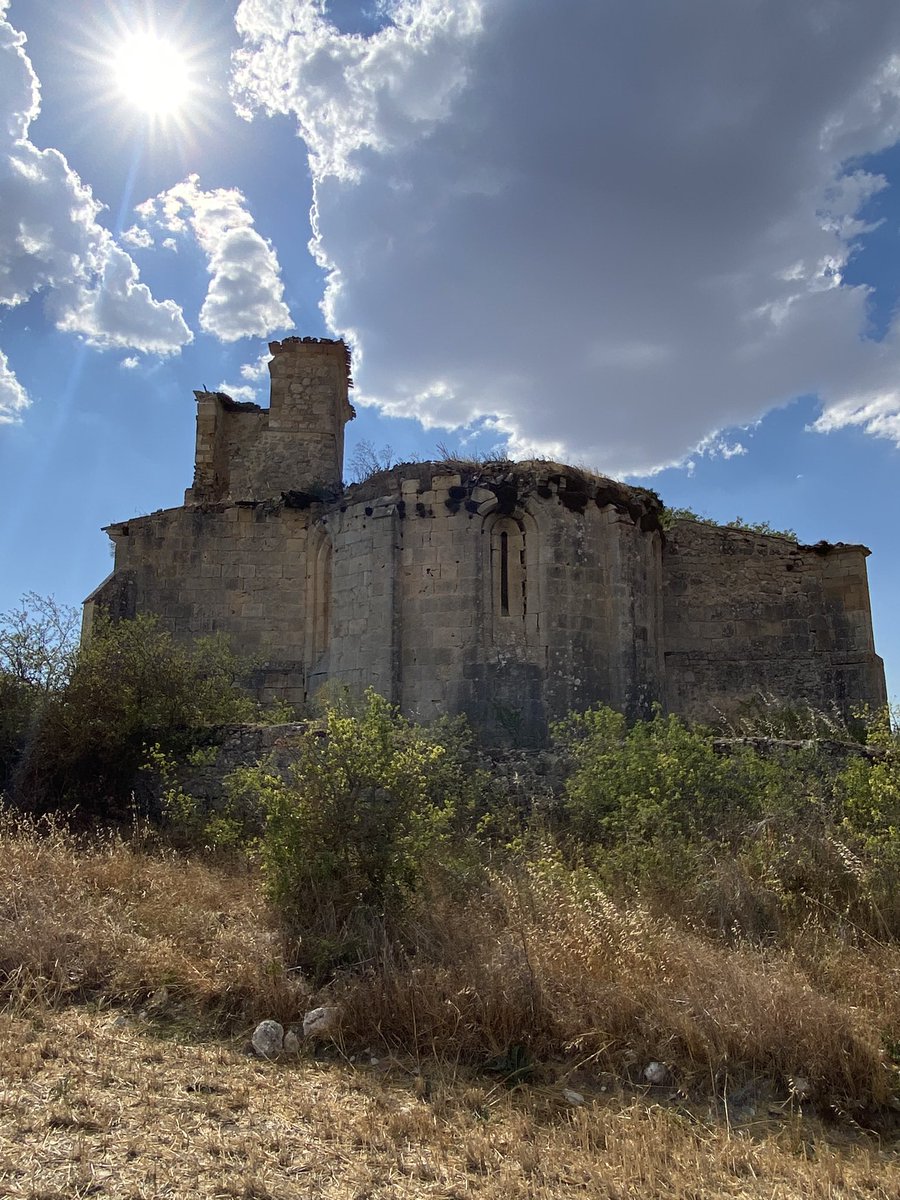 fonsifons23's tweet photo. Hacía tiempo que no me daba una vuelta por esos “lugares del silencio”… En Villaverde Peñahorada (Burgos), se conservan, muy malamente, los restos de la iglesia de San Martín del barrio de la Mota ⬇️ https://t.co/kHg2ui9Koa