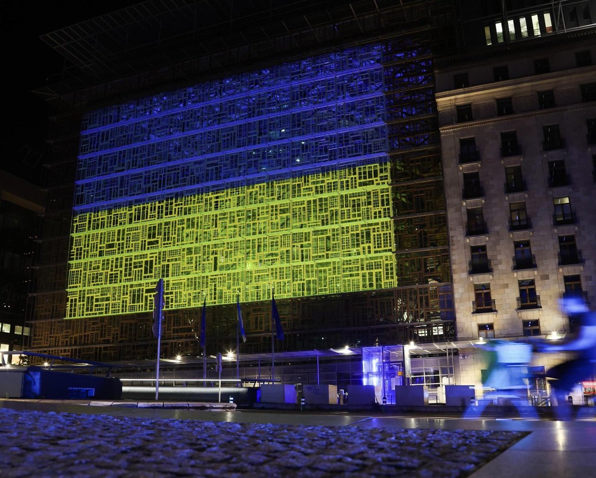Ahead of Ukraine's Independence Day tomorrow, the @EUCouncil's Europa building shines bright in yellow and blue tonight, as a symbol of our strong support to Ukraine. We will #StandWithUkraine for as long as it takes. 🇪🇺🇺🇦