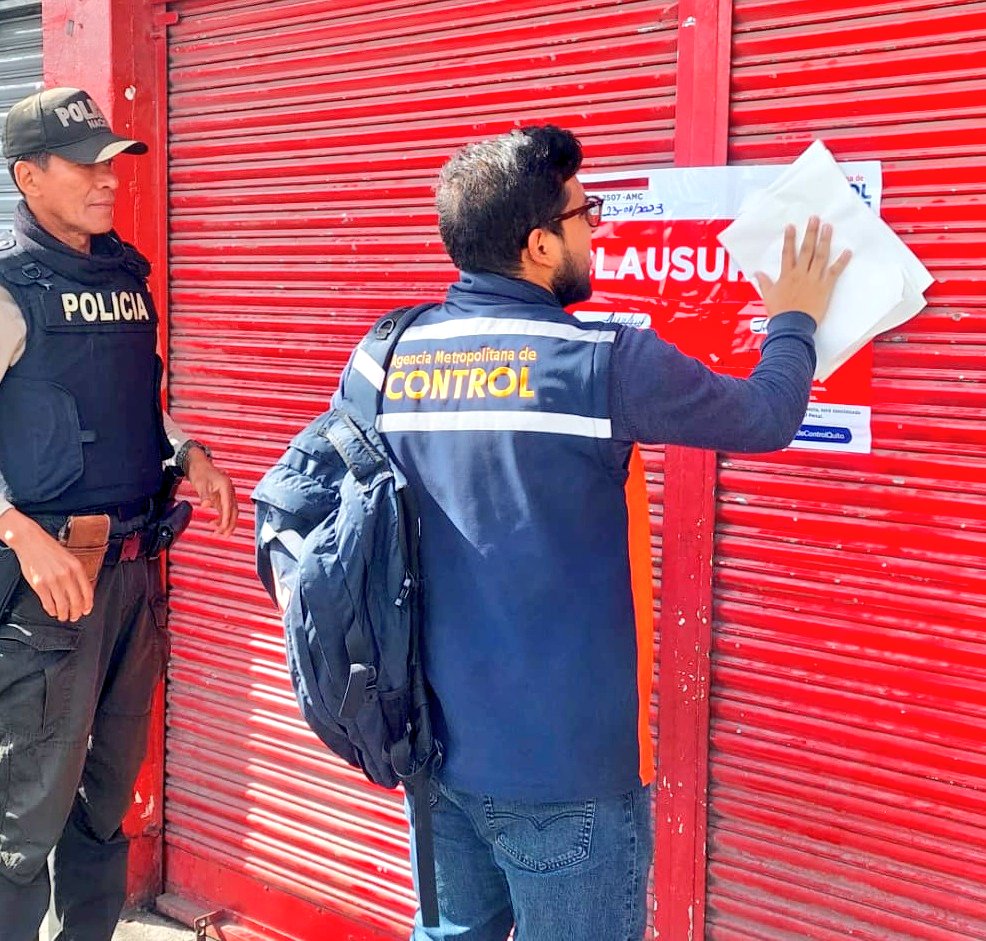 PoliciaEcZona9's tweet image. CUIDAMOS TU BIENESTAR

En Carapungo #UIO, se ejecutó operativos en conjunto con @amcquito y personal de migración, enfocados al control de locales comerciales, espacio público y registros en el sistema migratorio.

Resultados:
▪︎1 local clausurado

#PrevenciónSituacional