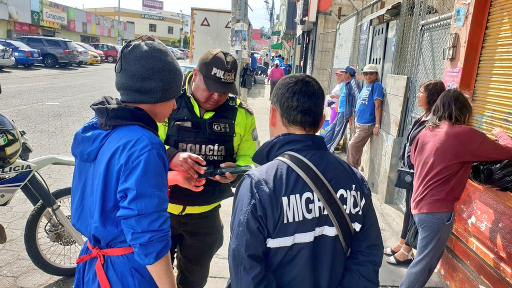 PoliciaEcZona9's tweet image. CUIDAMOS TU BIENESTAR

En Carapungo #UIO, se ejecutó operativos en conjunto con @amcquito y personal de migración, enfocados al control de locales comerciales, espacio público y registros en el sistema migratorio.

Resultados:
▪︎1 local clausurado

#PrevenciónSituacional