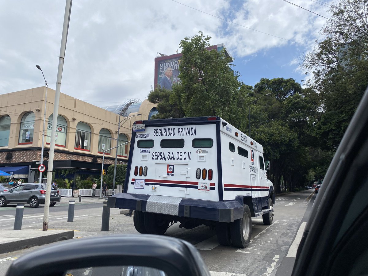 Taidebg's tweet photo. @JaRa35946110 @Trafico_ZMG También ocupan carril de metrobús, línea peatonal y dan vueltas prohibidas pasándose el alto🤦🏻‍♀️ @sepsa @SSPCMexico https://t.co/x8yrHdaEAt