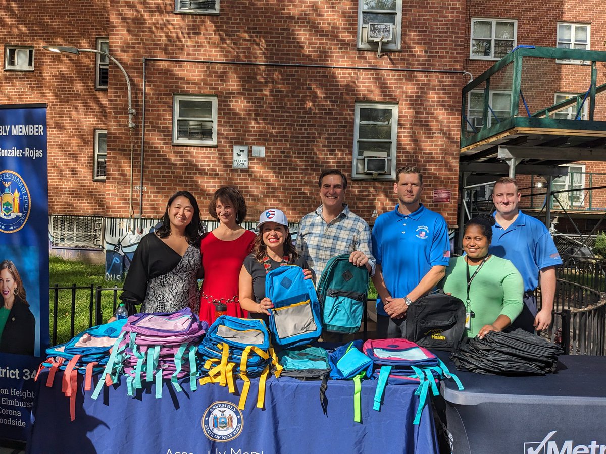 SenGianaris's tweet photo. Woodside Houses students are ready for the school year with their new backpacks! https://t.co/jXUYAu2pJ2