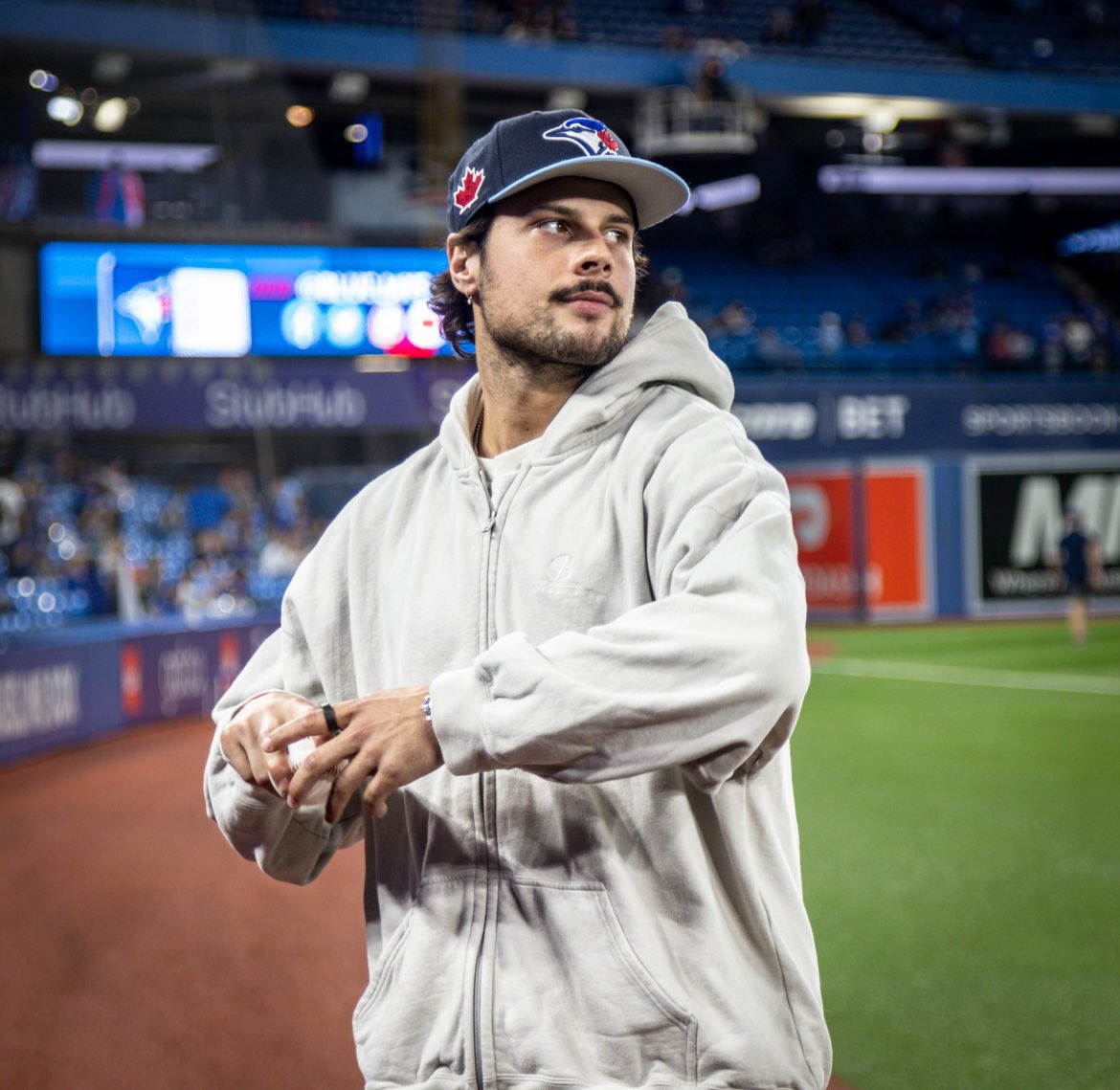 BlueJays's tweet photo. @MapleLeafs HIT ‘EM WITH THE 4 LIKE AUSTON MATTHEWS ‼️ https://t.co/VwoOKAre8K