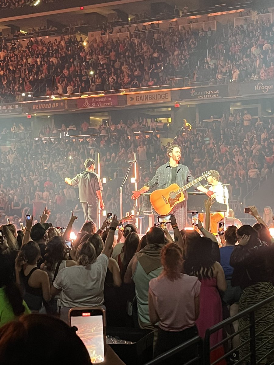 AngelaRWalter's tweet photo. Can we just take a second to appreciate how amazing last night was?! #TheTour @jonasbrothers @kevinjonas @joejonas @nickjonas @GainbridgeFH https://t.co/KEKOjNUE3f