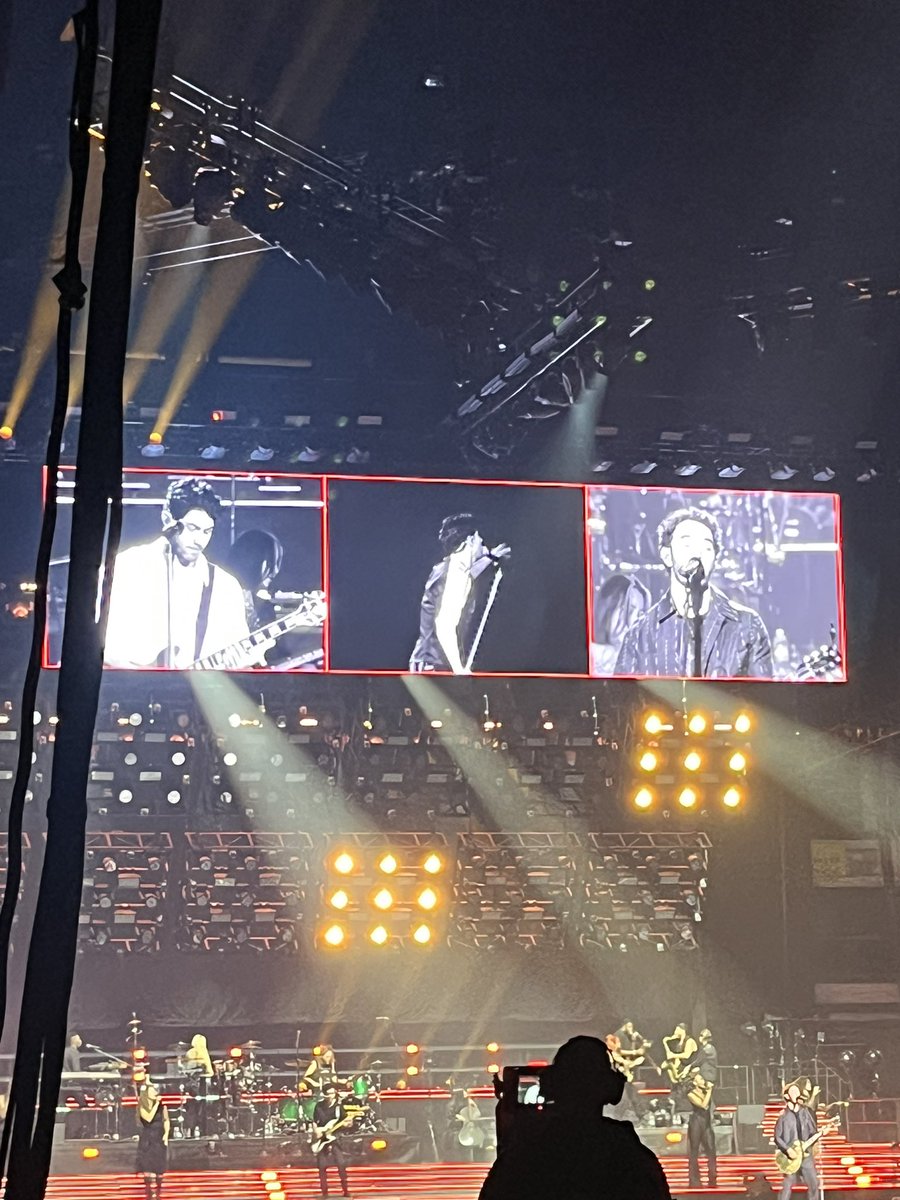 AngelaRWalter's tweet photo. Can we just take a second to appreciate how amazing last night was?! #TheTour @jonasbrothers @kevinjonas @joejonas @nickjonas @GainbridgeFH https://t.co/KEKOjNUE3f