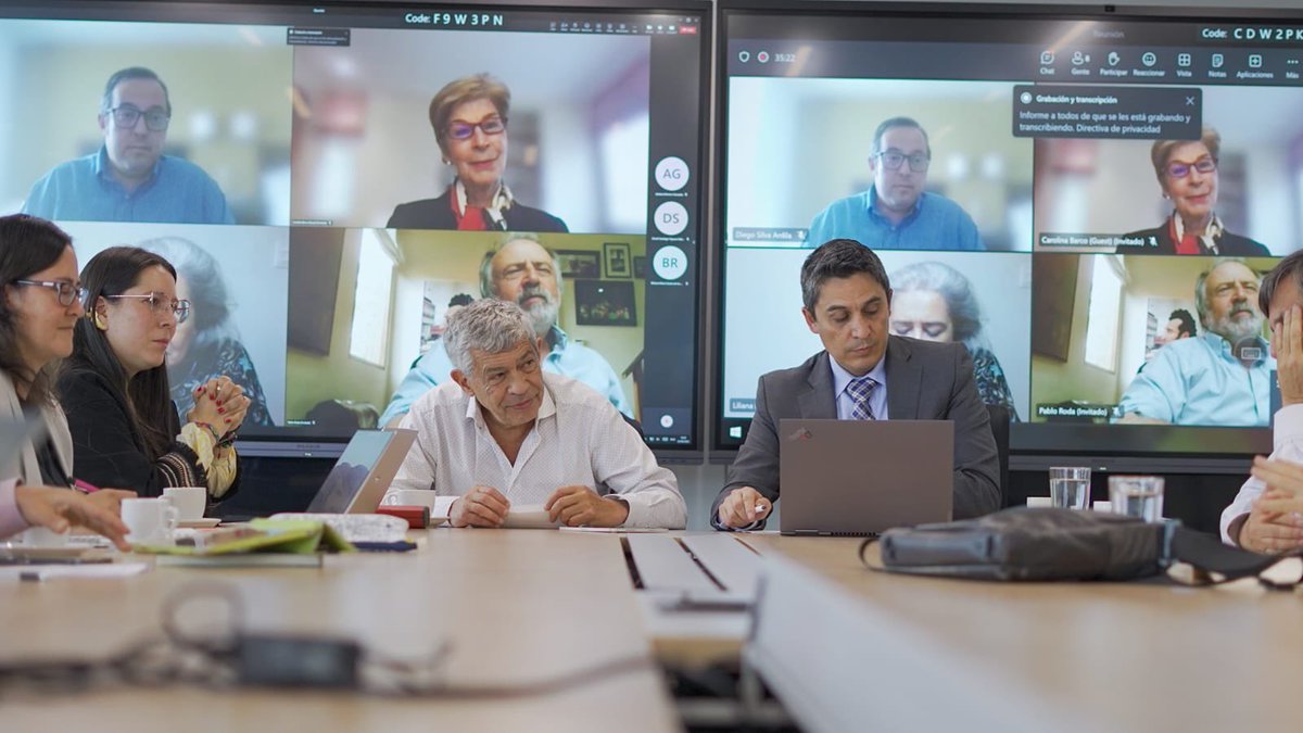 DNP_Colombia's tweet photo. #AEstaHora | Avanza la fase de alistamiento para la formulación de una Política de Convergencia Regional, con la participación del director #JorgeGonzález; el subdirector general de Prospectiva y Desarrollo, @JuanMGallego1, y la directora de Desarrollo Urbano, @ramirezmontilla. https://t.co/PtZ2WqqnKt
