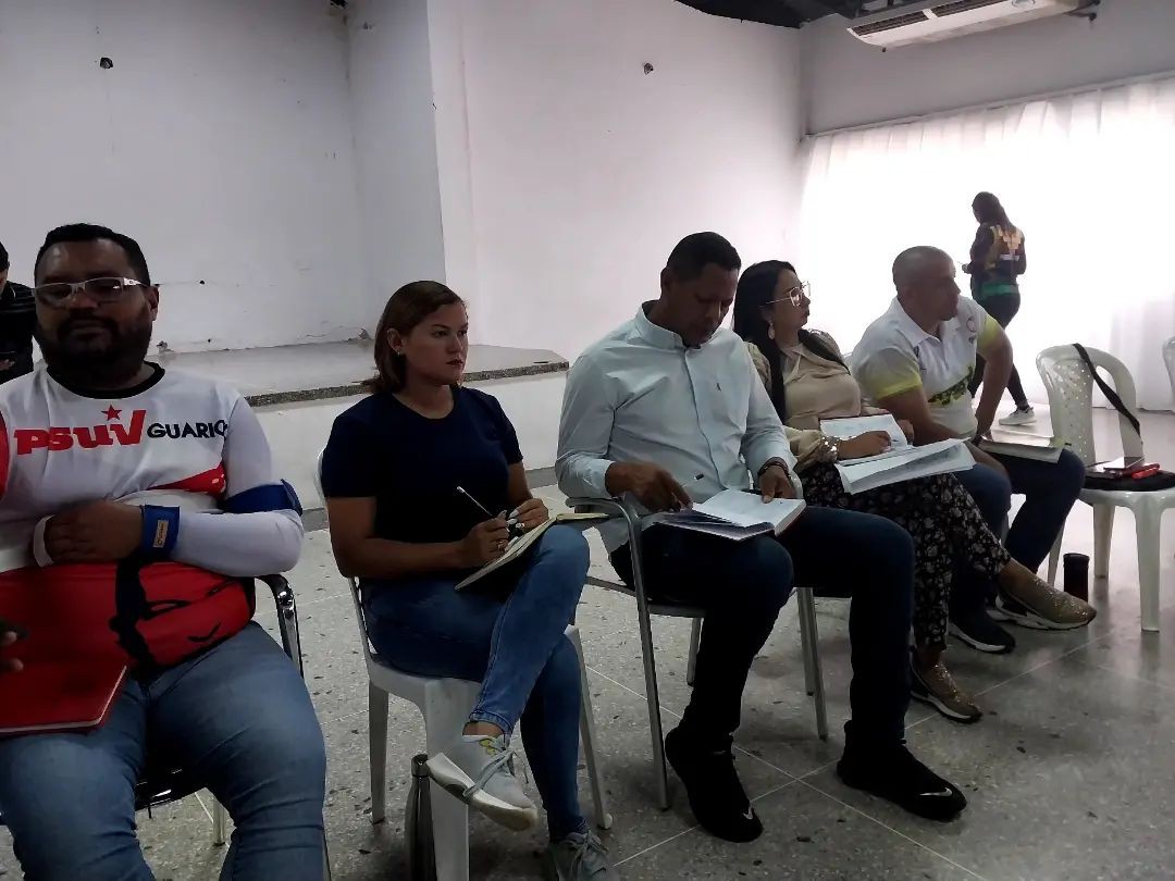 JosePalomoMunoz's tweet photo. 🚩 #PsuvRoscio
Realizada con total éxito reunión del equipo político del PSUV Roscio y equipo parroquial de San Juan. 🇻🇪💪
Organizar, Unir y Sumar ✊🏽
#ConsensoPorElBienestar
#JuntosSomosMas
@NicolasMaduro
@dcabellor
@josemvasquez
@JoseGVielmaMora
@PartidoPSUV https://t.co/tkKx9mLRyB
