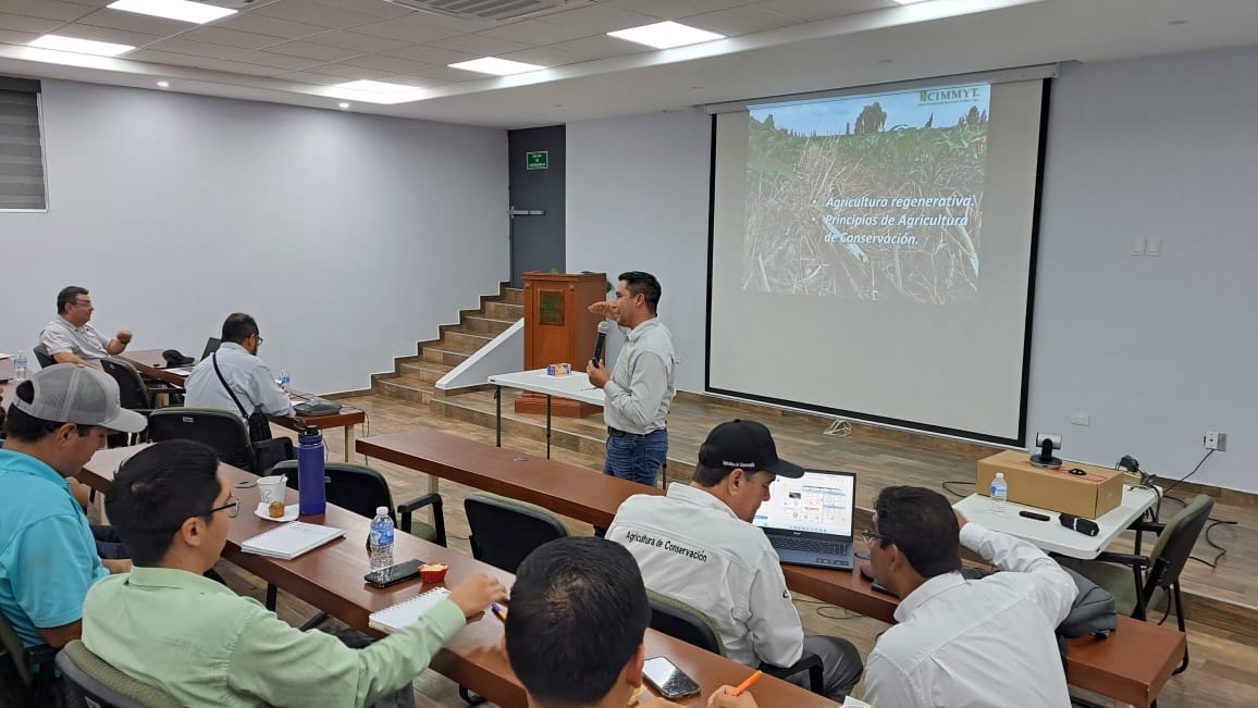 Hub_PACNorte's tweet photo. Con 32 participantes iniciamos el curso “Uso eficiente de #fertilizantes”, un esfuerzo conjunto @FIRA - Fideicomisos Instituidos en Relación con la Agricultura, #Munsa, @GraneradelNoroeste, #Hecoterra y el #CIMMYT con quienes impulsamos este esfuerzo conjunto. https://t.co/4sSCCHA6qm