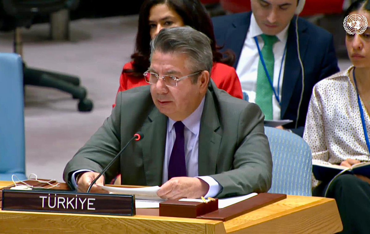 TC_BMDT's tweet photo. 🇹🇷 Amb. Önal at the #UNSC meeting on #Syria (pol):
➡️A lasting political solution to the Syrian conflict should be reached in accordance with the #UNSC Res. 2254 (2015).
➡️The work of the #ConstitutionalCommittee should be resumed and advanced. (1/3) https://t.co/g5MvpSZZVt
