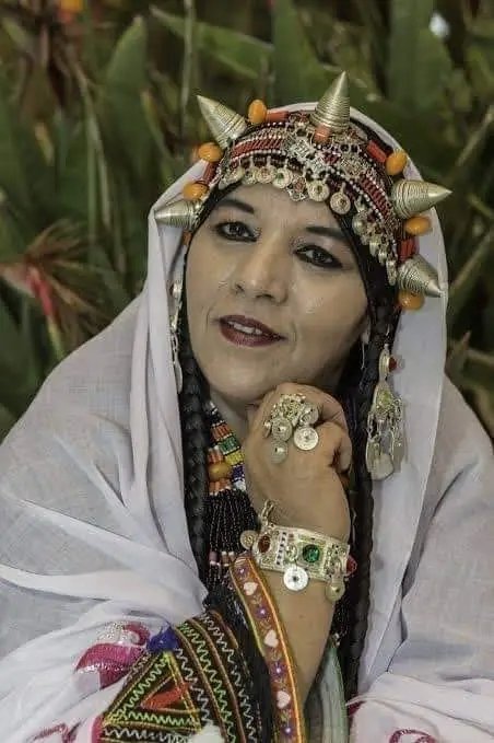 الحلي ابو القرون في الجبين
هو تراث مغربي  تخلى عنه الاحفاد  ليرتدو خيط الروح الجزائري الاصيل.