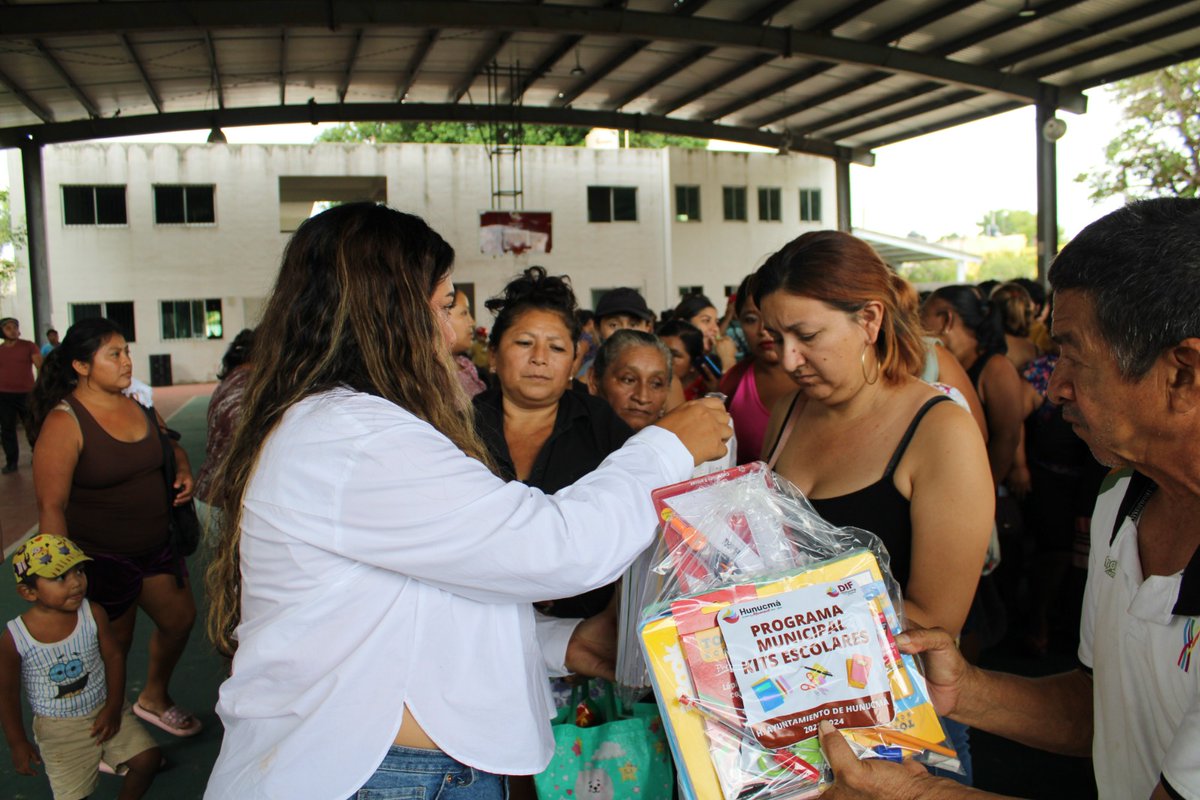 AytoHunucma's tweet photo. Esta mañana nuestra alcaldesa Marisa Franco realizó la entrega del Programa Municipal Kits Escolares para estudiantes de primaria en el cual se benefició a 900 personas de Hunucmá y sus comisarías.
¡Sigamos con el rumbo de la transformación! https://t.co/PQh1iUGUve