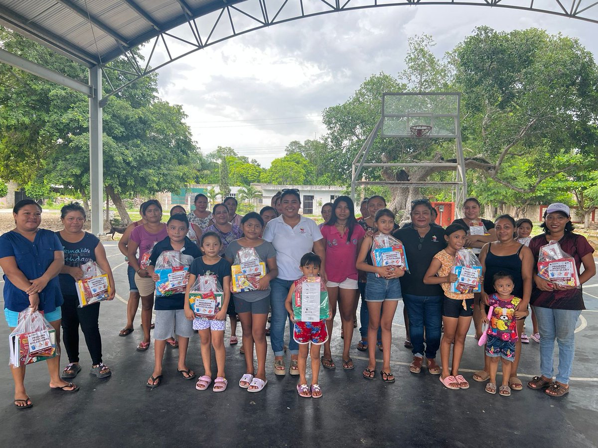 AytoHunucma's tweet photo. Esta mañana nuestra alcaldesa Marisa Franco realizó la entrega del Programa Municipal Kits Escolares para estudiantes de primaria en el cual se benefició a 900 personas de Hunucmá y sus comisarías.
¡Sigamos con el rumbo de la transformación! https://t.co/PQh1iUGUve